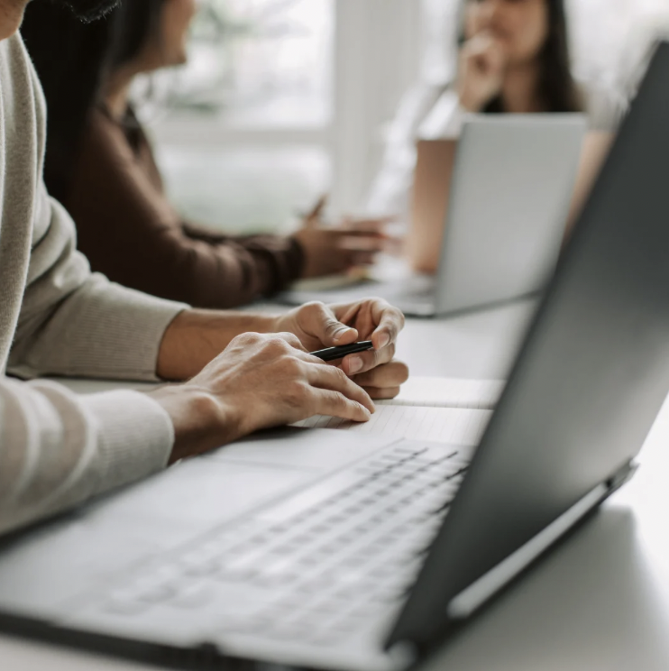 Reunión de trabajo en nubefactory con laptops, ejemplo de colaboración en diseño web para empresas turísticas y de servicios en México