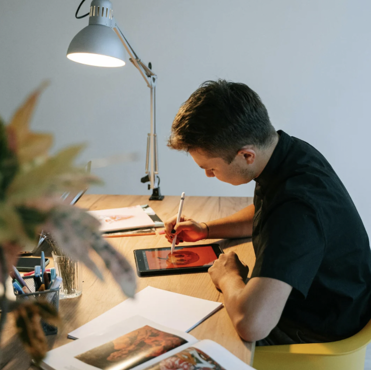 Diseñador de nubefactory trabajando en una tablet para crear diseños web modernos para turismo y servicios en México