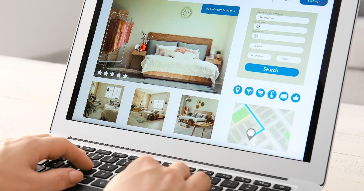 Pantalla de computadora portátil con página de reservas de hotel y fotografías de habitaciones, ejemplo de diseño web para turismo y servicios en México